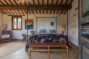 sypialnia z dużym łóżkiem i kanapą w obiekcie Villa Sky 14 w mieście Massa Fermana