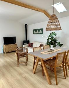 sala de estar con mesa, sillas y sofá en Palmeirinha Guest House en Sintra