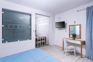 TV a/nebo společenská místnost v ubytování Zorbas Apartments-Am Strand von Lentas