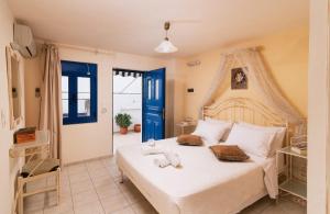 Postel nebo postele na pokoji v ubytování Zorbas Apartments-Am Strand von Lentas