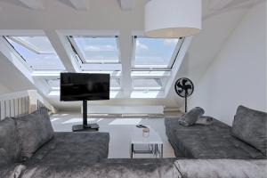 ein Wohnzimmer mit 2 Sofas und einem Flachbild-TV in der Unterkunft Luxus über 2 Etagen mit Balkon in Elberfeld in Wuppertal