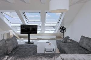 TV a/nebo společenská místnost v ubytování Luxus über 2 Etagen mit Balkon in Elberfeld