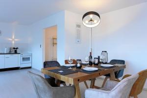 a dining room with a wooden table and chairs at Luxus über 2 Etagen mit Balkon in Elberfeld in Wuppertal