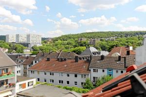 - une vue sur une ville avec des bâtiments et des arbres dans l'établissement Luxus über 2 Etagen mit Balkon in Elberfeld, à Wuppertal