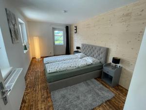 1 dormitorio con 1 cama grande y 1 alfombra en Villa Sonnenwinkl - Reith bei Seefeld en Reith bei Seefeld