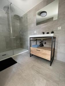 ein Bad mit einer Glasdusche und einem Waschbecken in der Unterkunft Villa Sonnenwinkl - Reith bei Seefeld in Reith bei Seefeld