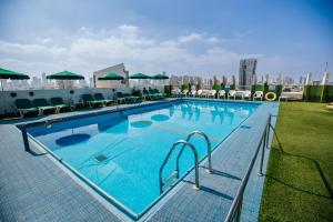 Bazén v ubytování Grand Beach Hotel nebo v jeho okolí