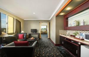 打拉根的住宿－塔拉坎瑞士貝爾酒店，客厅配有沙发和桌子