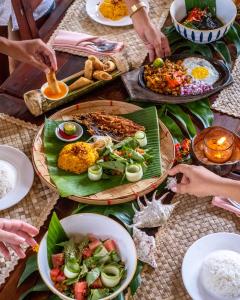 una mesa con platos de comida. en Harana Surf Resort, en General Luna