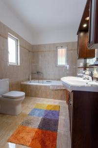 Kúpeľňa v ubytovaní VILLA SISSY CAREFREE VACATIONSΘΕ + 16 fotografií