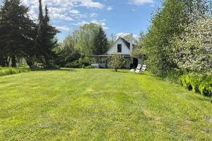 a house with a yard with two chairs in front of it at Lokoschen in Lübbenau