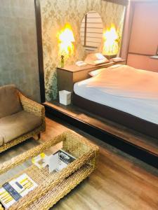横浜市にあるfannys hotelのベッドルーム1室(ベッド1台、椅子、テーブル付)