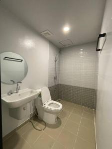 La salle de bains est pourvue de toilettes et d'un lavabo. dans l'établissement 33 Avenue, à Bangkok