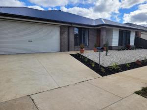 ein Haus mit einer Garage und einer Auffahrt in der Unterkunft New apartment 3 min to Sovereign Hill & Wildlife Park in Ballarat