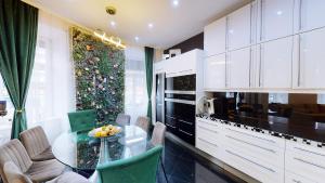 eine Küche mit einem Glastisch und einem Weihnachtsbaum in der Unterkunft Apartment Bilici GmbH in Wien