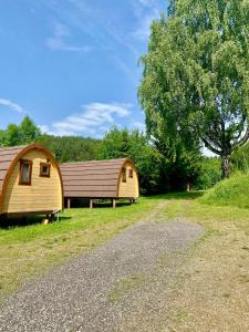 un par de pequeños edificios sentados junto a un árbol en Gold Camping Seeboden, en Seeboden