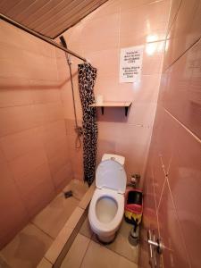 małą łazienkę z toaletą w kabinie w obiekcie El Hostal w mieście Tbilisi City