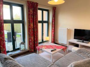 ein Wohnzimmer mit einer Couch und einem Couchtisch in der Unterkunft Ferienwohnungen Hopfen in Lübbenau