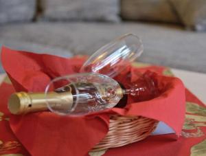 ein Weinglas steht auf einem Korb in der Unterkunft Ferienwohnungen Hopfen in Lübbenau