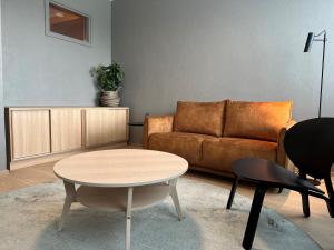 salon z kanapą i stołem w obiekcie Park Hotel Tornio w mieście Tornio