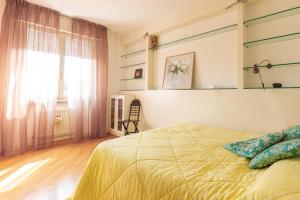 een slaapkamer met een bed en een raam bij Centralissimo con vista colline in Conegliano