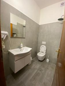 un bagno con lavandino e WC di Villa Arli&Eris a Vlorë