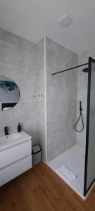 La salle de bains est pourvue d'une baignoire, d'un lavabo et d'une douche. dans l'établissement B&B L’Orangerie, à Lo-Reninge