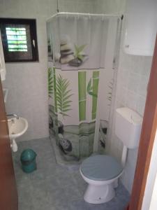 un baño con inodoro y lavabo en Apartments MARE, en Ždrelac