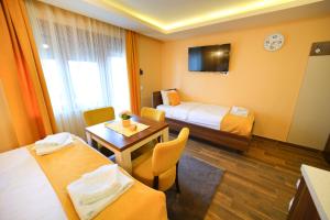 una camera d'albergo con due letti e un tavolo di Vila Almax a Soko Banja