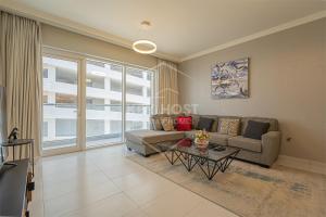 Posezení v ubytování KeyHost - Large 1BR Apartment near Five Hotel JVC - Dubai - K310