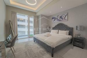 Postel nebo postele na pokoji v ubytování KeyHost - Large 1BR Apartment near Five Hotel JVC - Dubai - K310