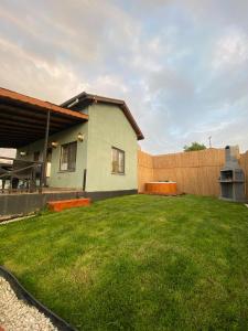 un patio con una casa y una valla en Deva Garden Tiny House, en Yukarı Kocaali