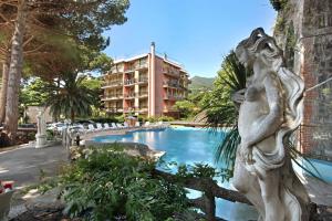 un complejo con piscina frente a un edificio en Appartamento Bilocale Moneglia 32, en Moneglia