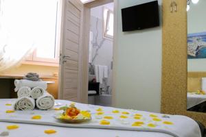 una camera d'albergo con un letto e un piatto di cibo di B&B Vacanze Salento a Torre San Giovanni Ugento