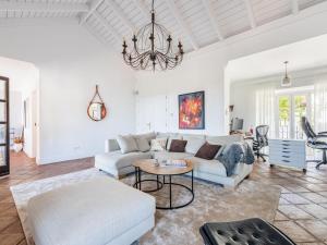 uma sala de estar com um sofá e uma mesa em La Heredia townhouse with a magical sea view em Benahavís