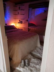 Säng eller sängar i ett rum på Castello di Darany,dimore con spa private con Jacuzzi e saune
