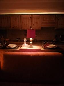 una mesa con una lámpara encima de una encimera de cocina en Castello di Darany,dimore con spa private con Jacuzzi e saune, en Villeneuve