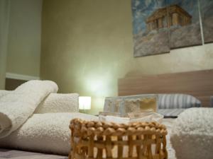 sala de estar con sofá y cesta en Affittacamere Villa Paestum en Paestum