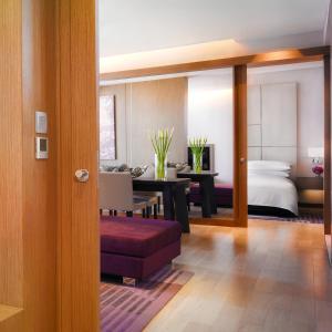 un soggiorno con camera da letto e sala da pranzo di Marriott Executive Apartments Bangkok, Sukhumvit Thonglor a Bangkok