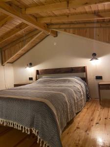sypialnia z łóżkiem w pokoju z drewnianą podłogą w obiekcie Deva Garden Tiny House w mieście Yukarı Kocaali