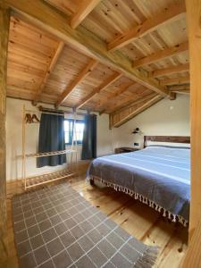 1 dormitorio con cama y techo de madera en Deva Garden Tiny House, en Yukarı Kocaali