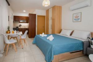 een slaapkamer met een groot bed en een keuken bij Oasis Home Heraklion in Heraklion