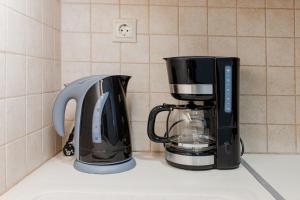 twee doodskisten en een koffiezetapparaat op een aanrecht bij Oasis Home Heraklion in Heraklion
