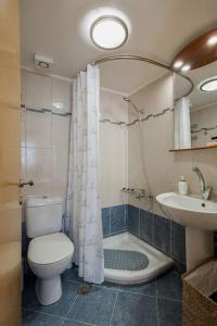 een badkamer met een toilet en een wastafel bij Oasis Home Heraklion in Heraklion