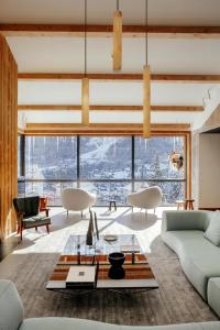 uma sala de estar com um sofá e uma mesa em Le Chalet Mont Blanc em Les Houches
