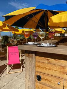 ein Tisch mit vier Gläsern Wein drauf in der Unterkunft Hotel Strand-Café mit Gästehaus Charlotte in Langenargen