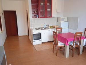 希德雷茨的住宿－Apartments MARE，一个带粉红色桌子和椅子的小厨房