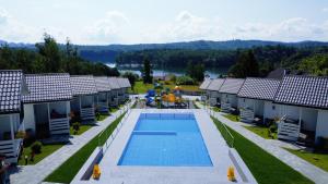een luchtzicht op een resort met een zwembad bij Domki M & L in Polańczyk