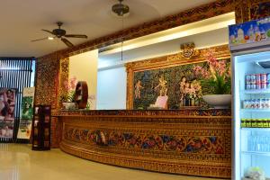 un negozio con un grande dipinto sul muro di Lavender Villa & Spa a Kuta Altre 59 foto