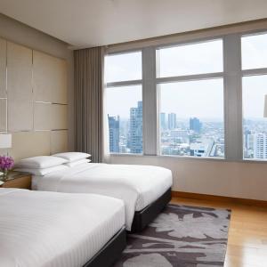 Llit o llits en una habitació de Marriott Executive Apartments Bangkok, Sukhumvit Thonglor